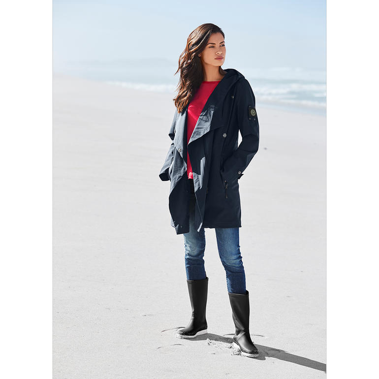 Frau trägt einen marineblauen Softshell-Mantel am Strand