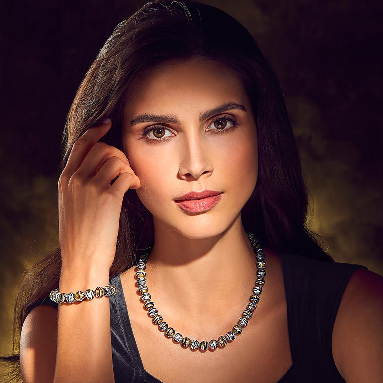 Murano-Perlenarmband oder -collier Murano-Perlenarmband und -collier an einem Handgelenk und um den Hals einer Frau.