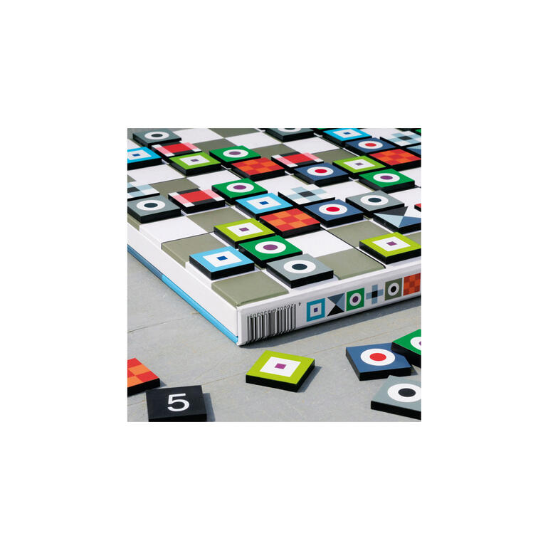 Sudoku-Brettspiel mit verschiedenen Spielsteinen.