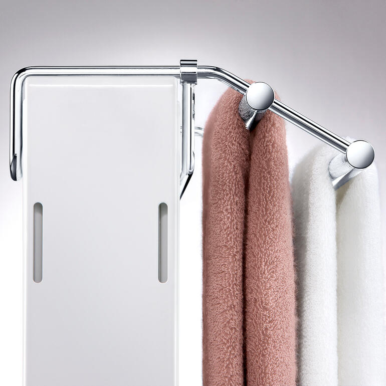 Detailansicht des Handtuchtrockners mit hängenden Handtüchern.