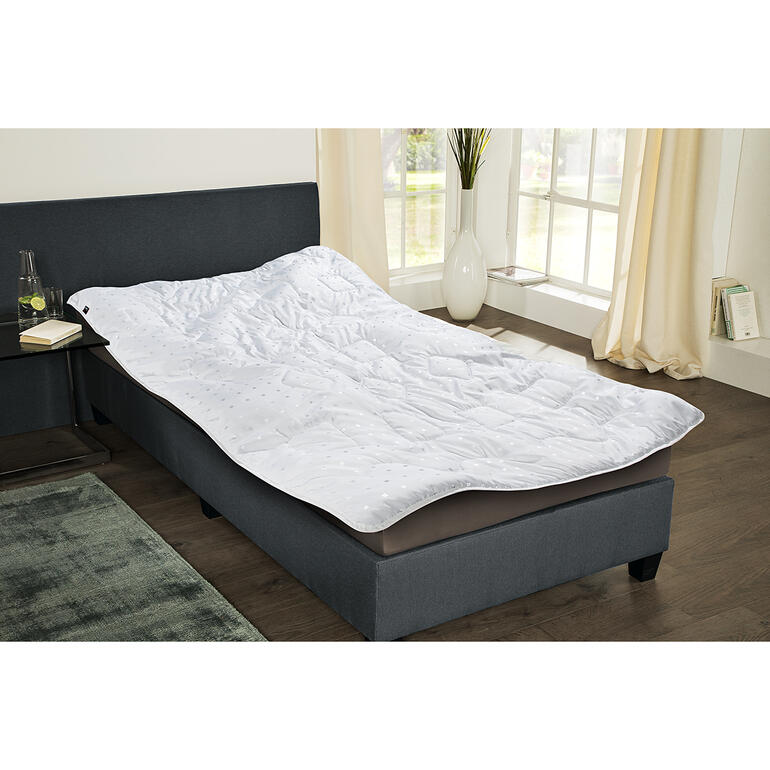 Leichtsteppbett, 160 x 210 cm Leichtsteppbett auf einem Bettgestell in einem modernen Schlafzimmer