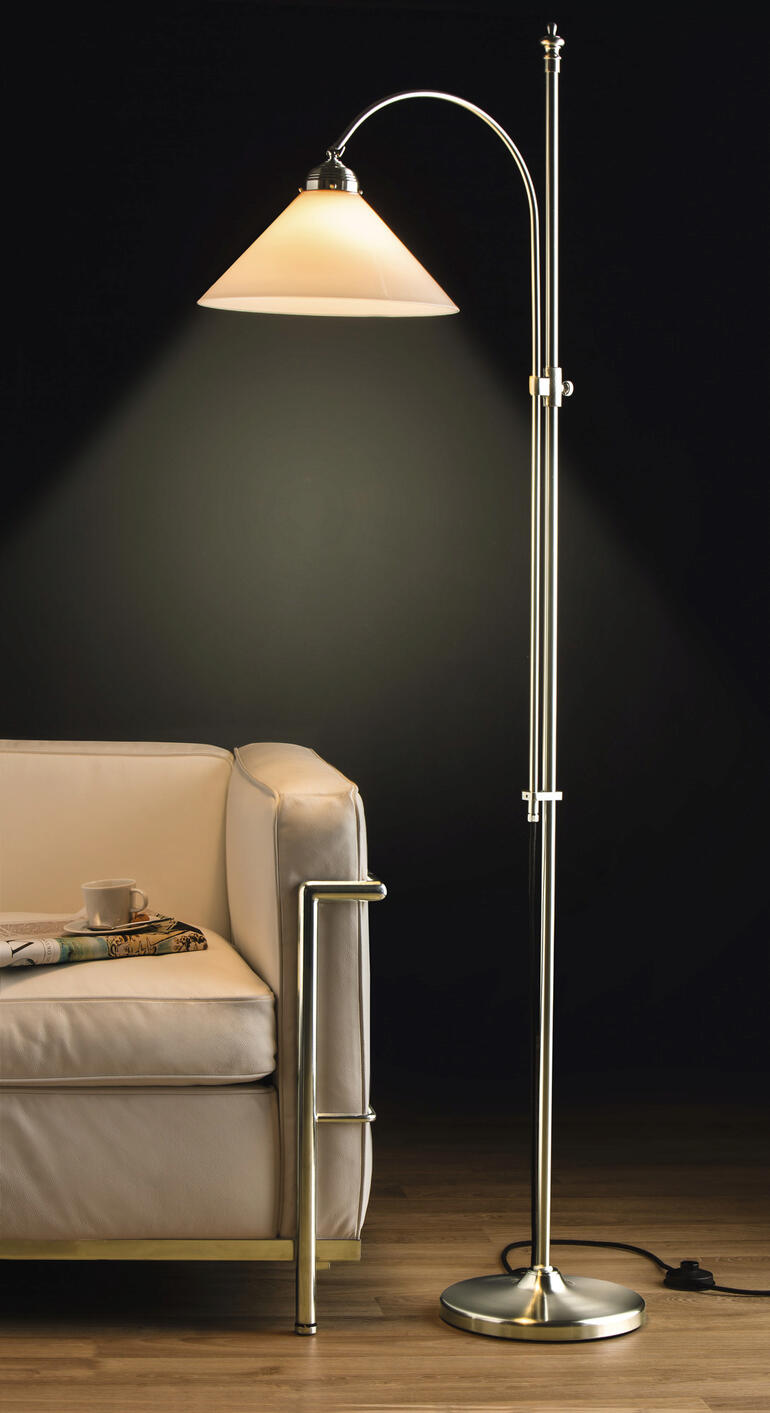 Berliner Messing-Stehlampe mit schirm auf einem Holzfußboden neben einem Sofa