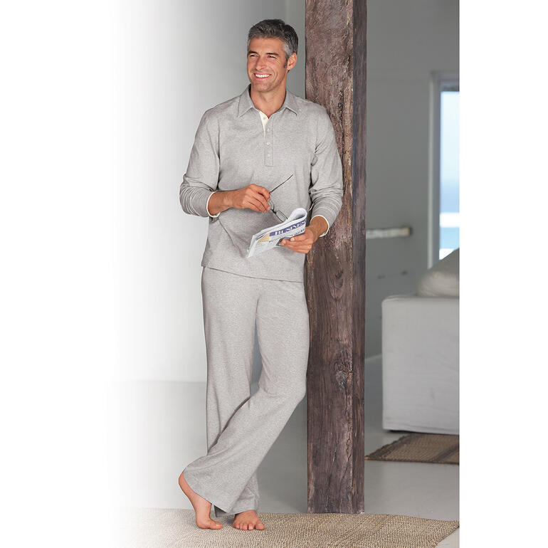 Grau-melierter Loungewear-Anzug auf weißem Hintergrund