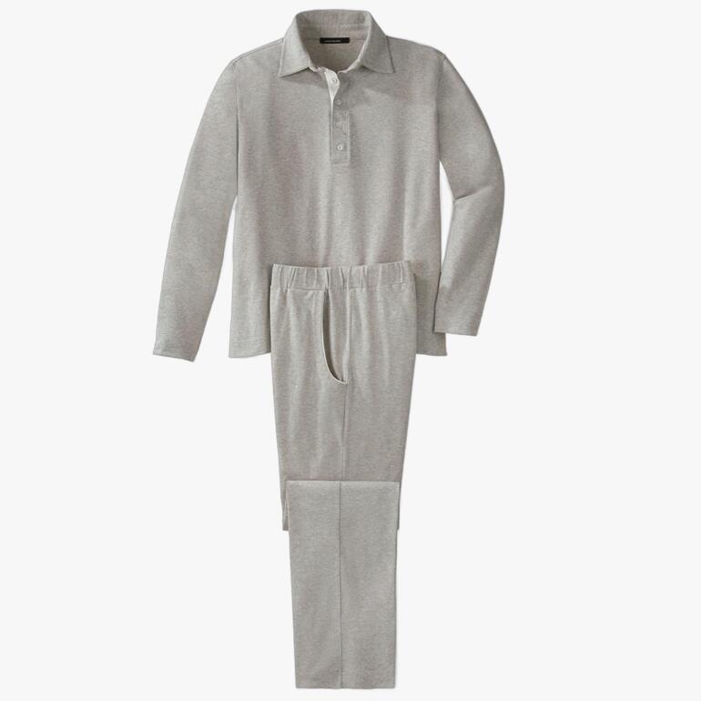 Grau-melierter Loungewear-Anzug auf weißem Hintergrund
