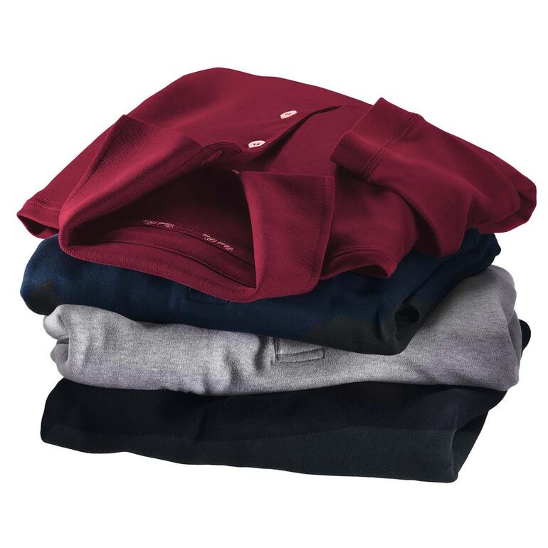 Gestapelte Pima-Interlock-Polos in rot, navy und grau.