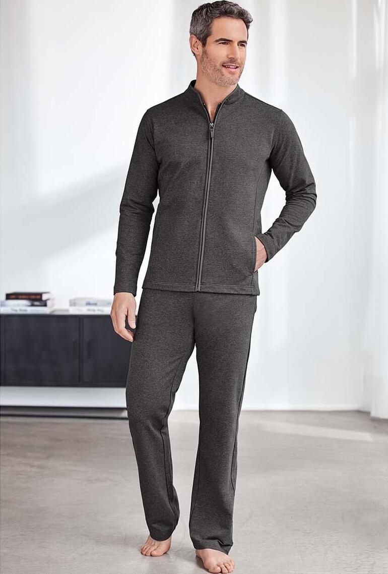 Anthrazit Mann trägt einen grauen Loungewear-Anzug mit Jacke und Hose.