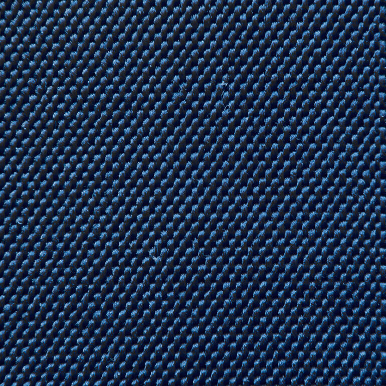 Nahaufnahme des blauen Stoffs der Albert Thurston Hosenträger.