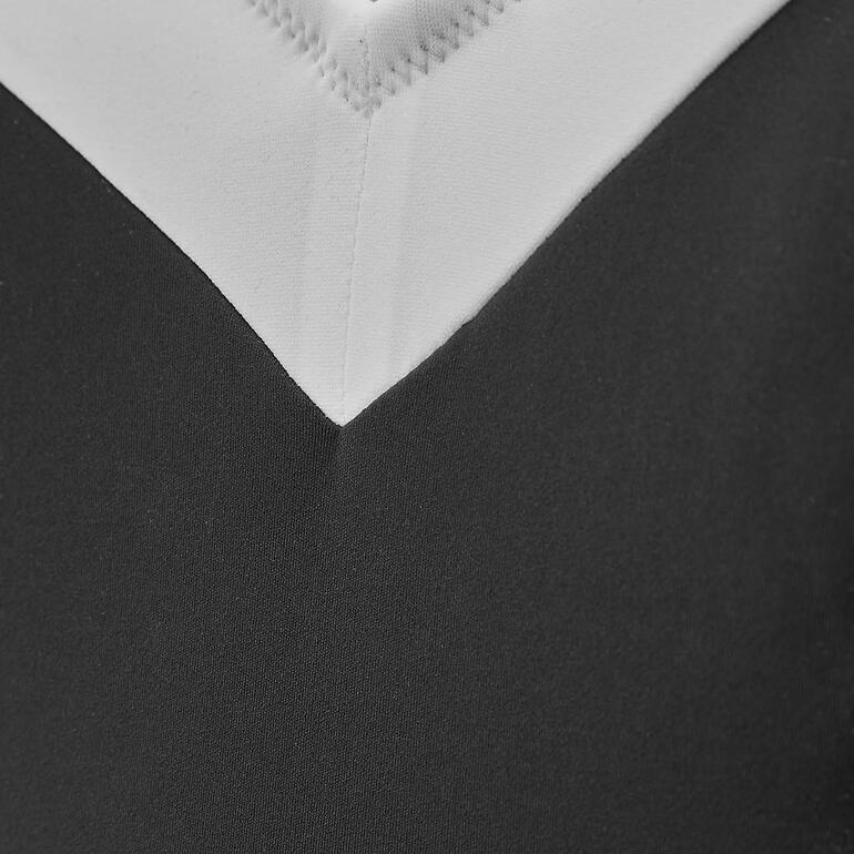 Nahaufnahme des Dekolletés eines schwarzen Badeanzugs mit weißem Detail.