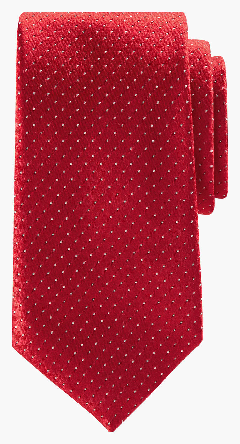 Rote Ascot Seidenkrawatte mit weißen Punkten auf weißem Hintergrund.