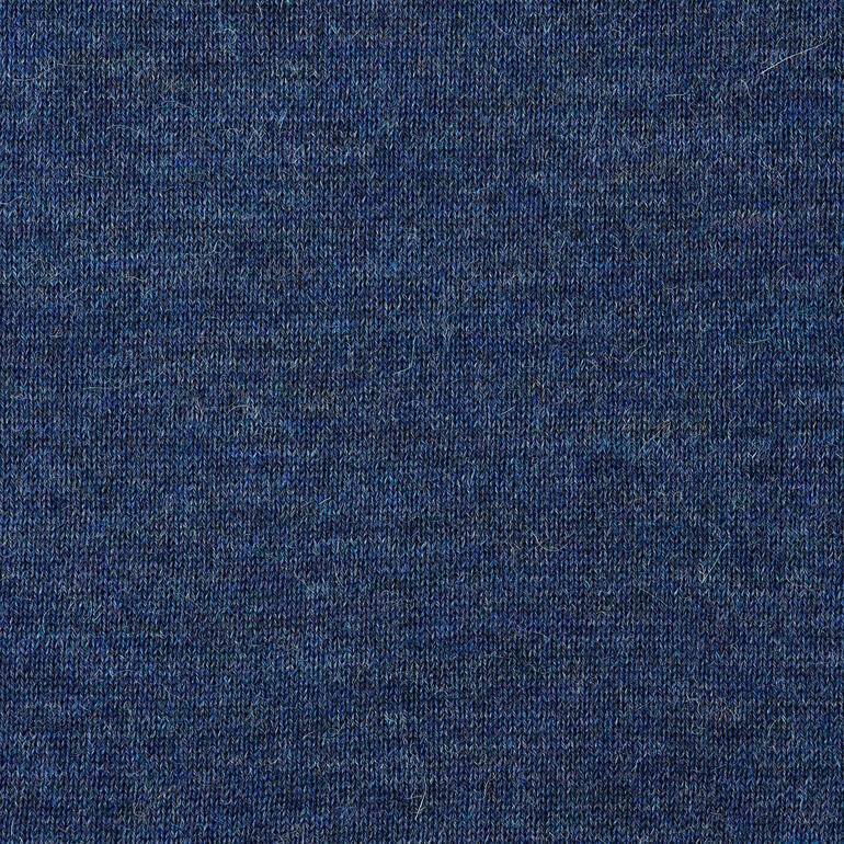 Einfarbige, dunkelblaue Strickstruktur für einen Pullover.