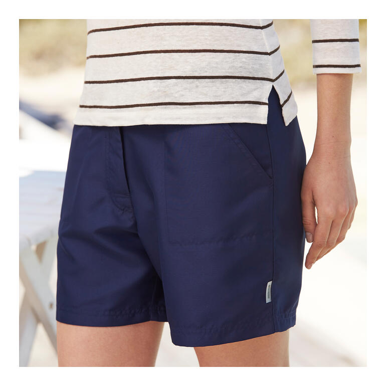 Nahaufnahme von dunkelblauen Microfaser-Shorts an einer Frau im Freien.