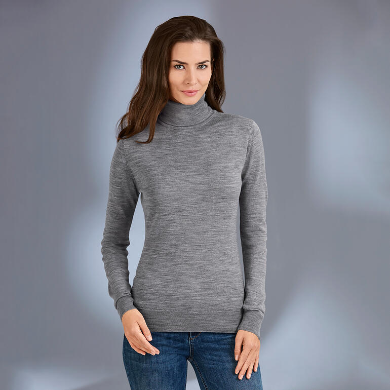 Handbag Pullover mit Stehkragen in Grau, getragen von einer Frau.