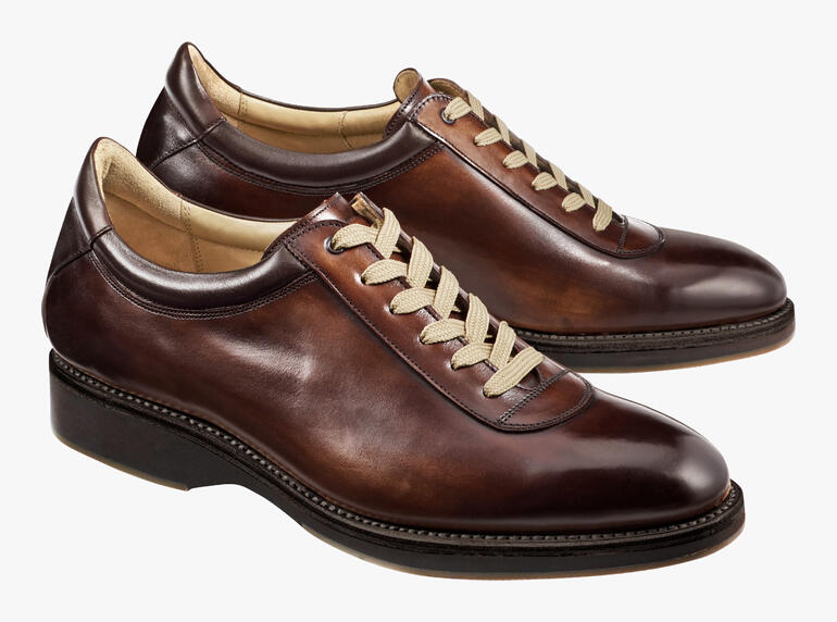 Zwei Cordwainer Edelsneaker in Braun auf hellem Hintergrund.