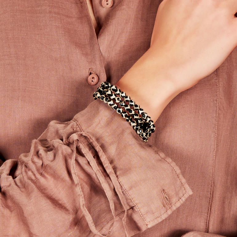 Bracelet en agate du Tibet langani Junge Frau mit einem tibetischen Achat-Armreif aus schwarzem Stein