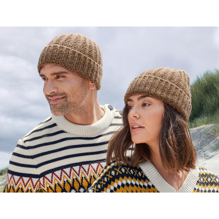 Bonnet en poil de chameau Fisherman Mann und Frau tragen beide braune Fisherman-Kamelhaarmützen.