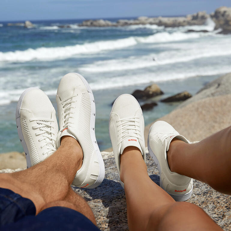 Zwei weiße Swims Wash&Wet-Sneaker mit einem atmungsaktiven Obermaterial.