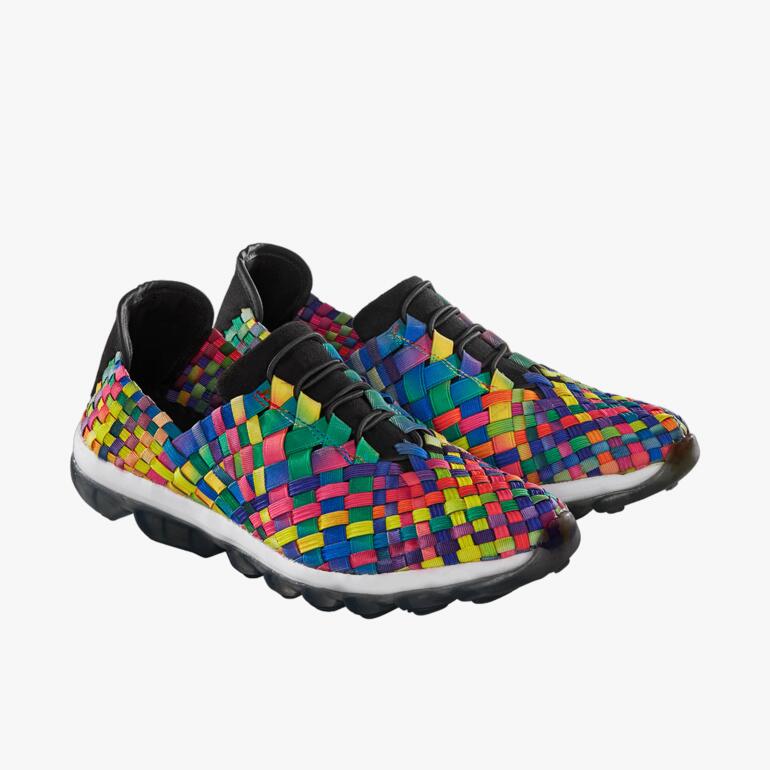 Bunte Flecht-Sneaker von bernie mev. aus elastischem Material, Vorderansicht.