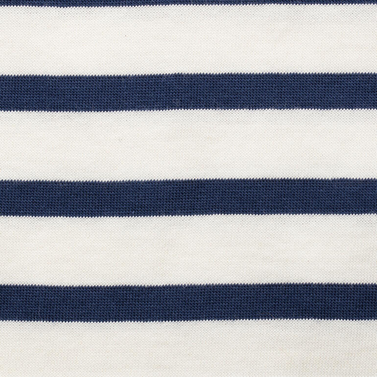 Gestreifter Stoff eines Herren-Bretagne-Shirts in Navy und Weiß.