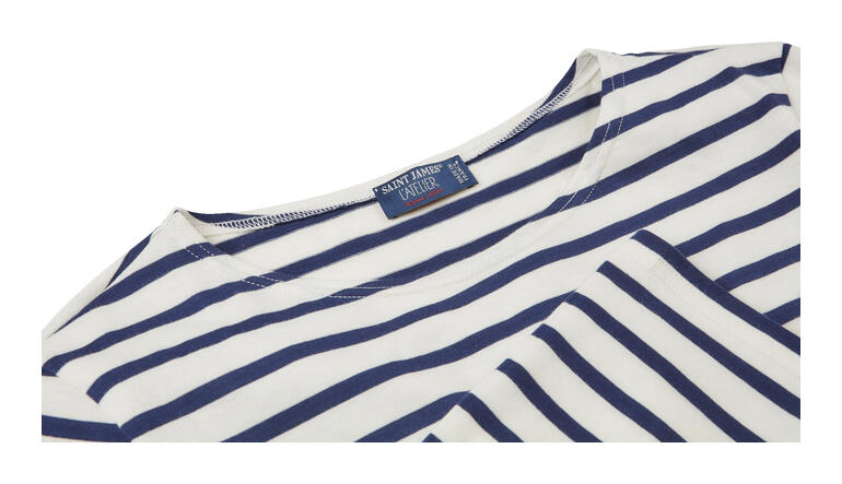 Nahaufnahme des Kragens eines Herren-Bretagne-Shirts mit gestreiftem Design.