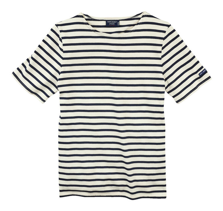 Ecru T-Shirt mit blauen Streifen auf einer weißen Fläche