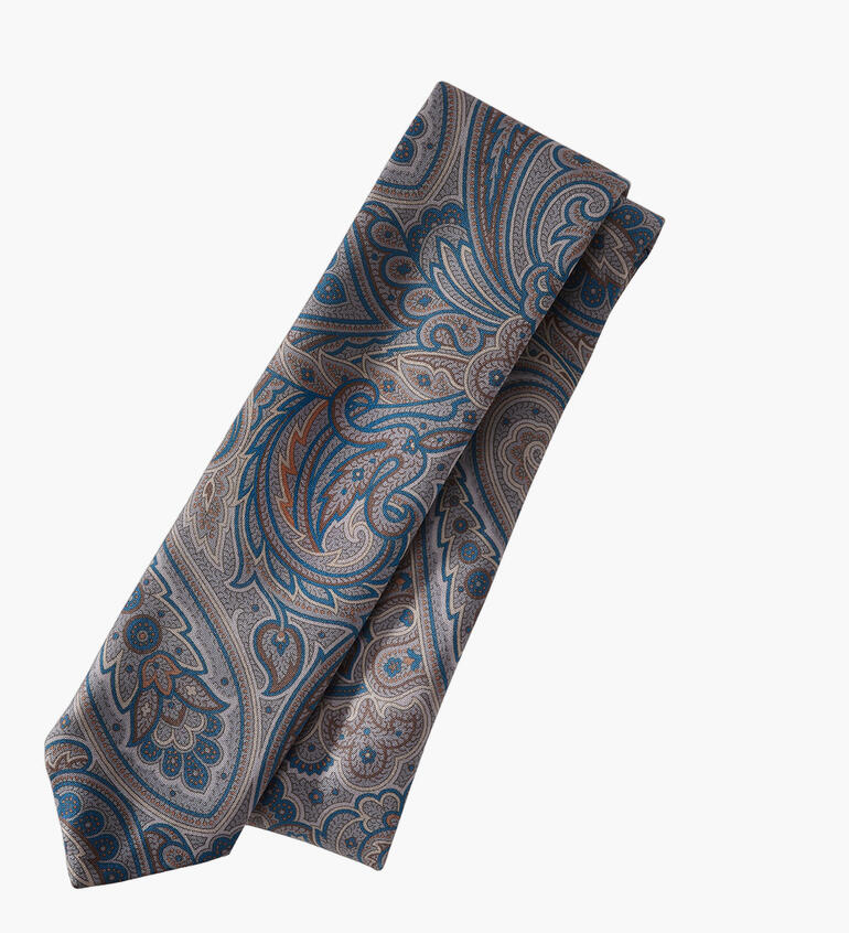 Paisley-Krawatte in gedeckten Farben auf einem weißen Hintergrund, elegant drapiert.