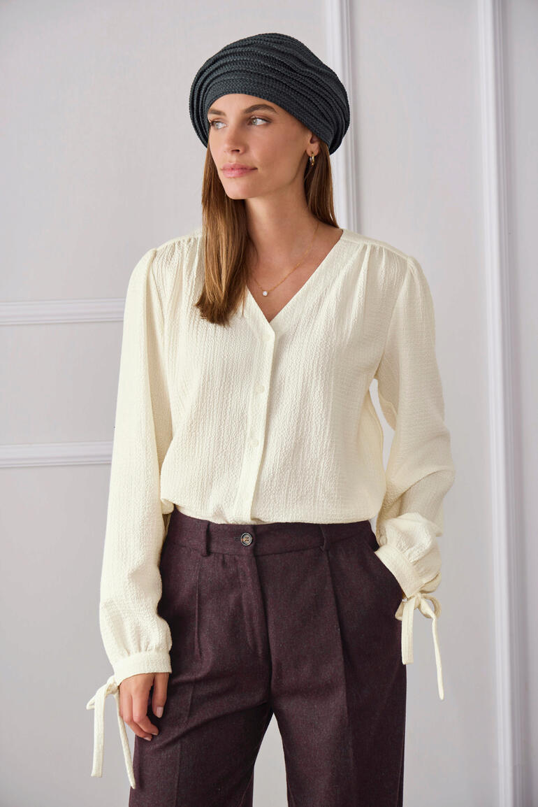 Anthrazit Baumwoll-Kaschmir-Bluse mit Crinkle-Effekt in Creme.