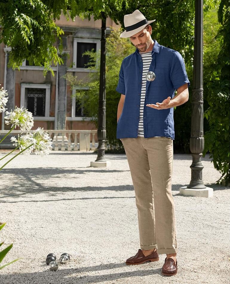 Braunes Kurzarm-Leinenhemd auf einem weißen Hintergrund.