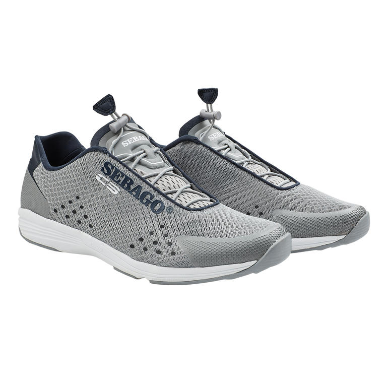 Zwei graue Sebago Herren Wet-Sneakers nebeneinander.