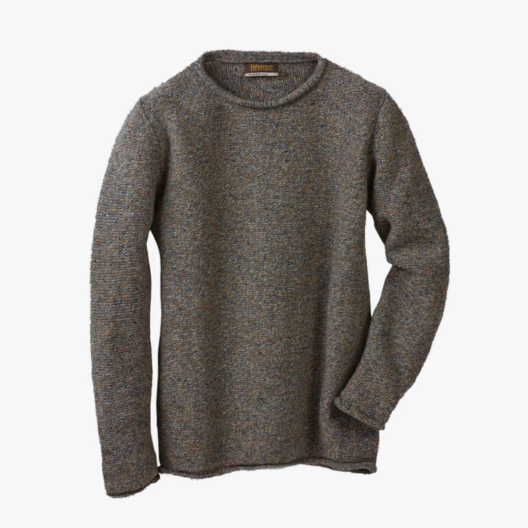 Brauner Fisherman Donegal-Pullover auf weißem Hintergrund.