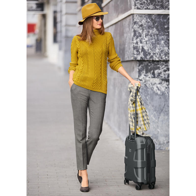 Beige/Gris Dame in chic Lederjacke und Businesshose auf der Straße