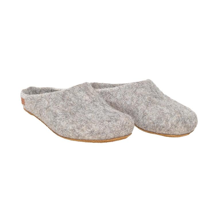 Zwei graue Magicfelt Alpaka-Hausschuhe nebeneinander
