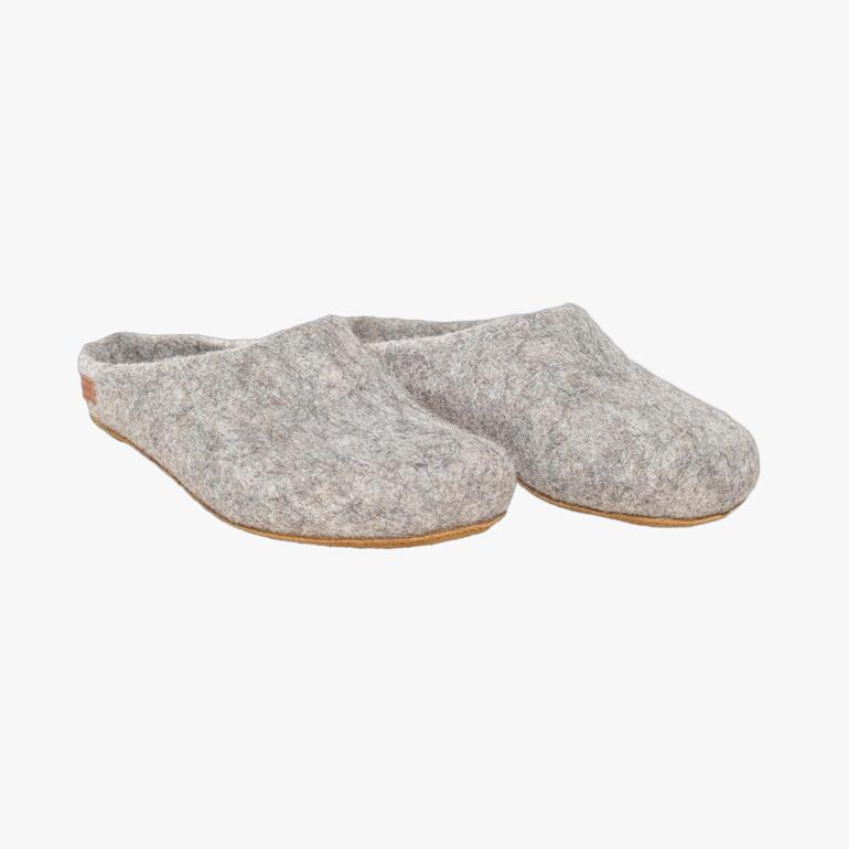 Zwei graue Magicfelt Alpaka-Hausschuhe nebeneinander