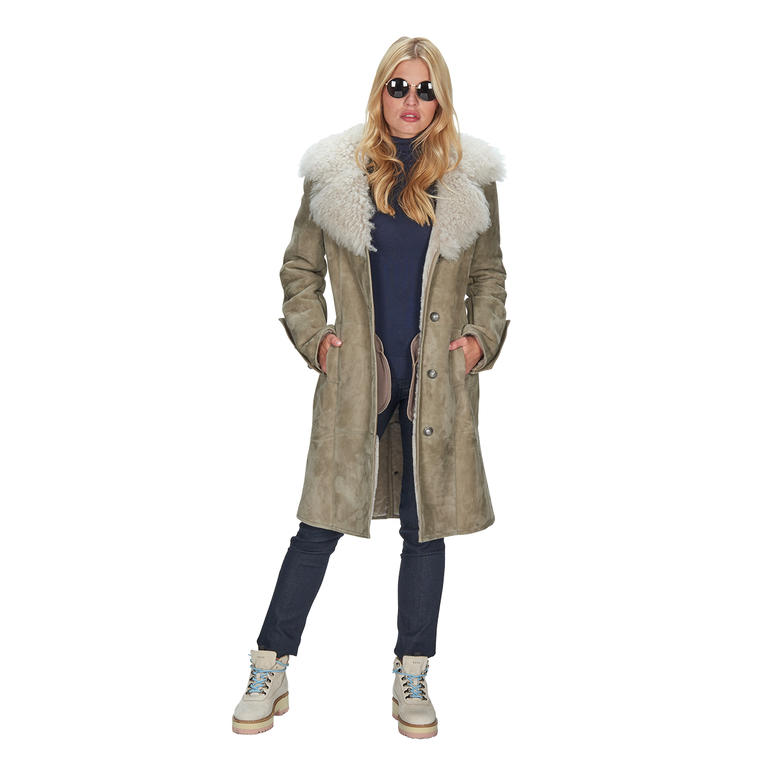 Frau in olivgrünem Lammfellmantel mit hellem Kragen