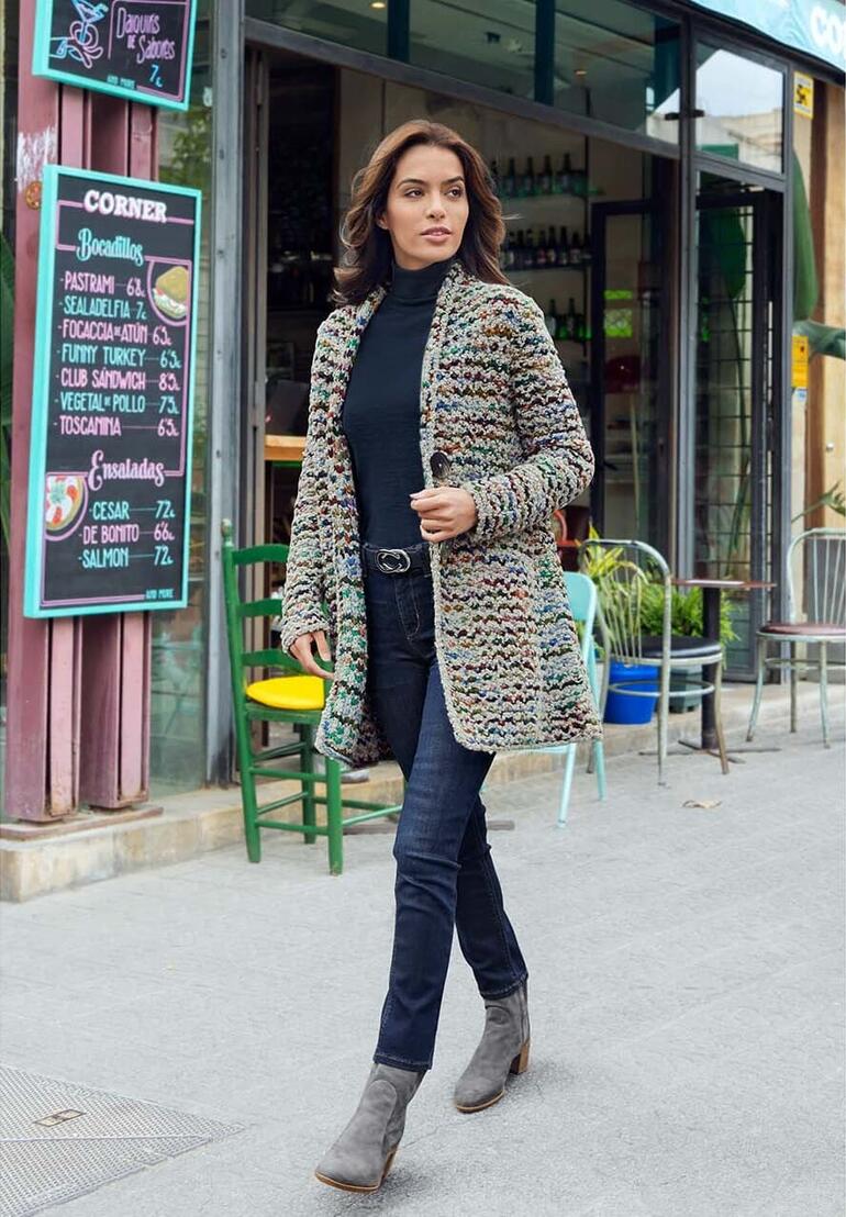 Kero Design Multicolor-Handstrick-Longcardigan Frau in buntem handgestricktem Longcardigan auf der Straße
