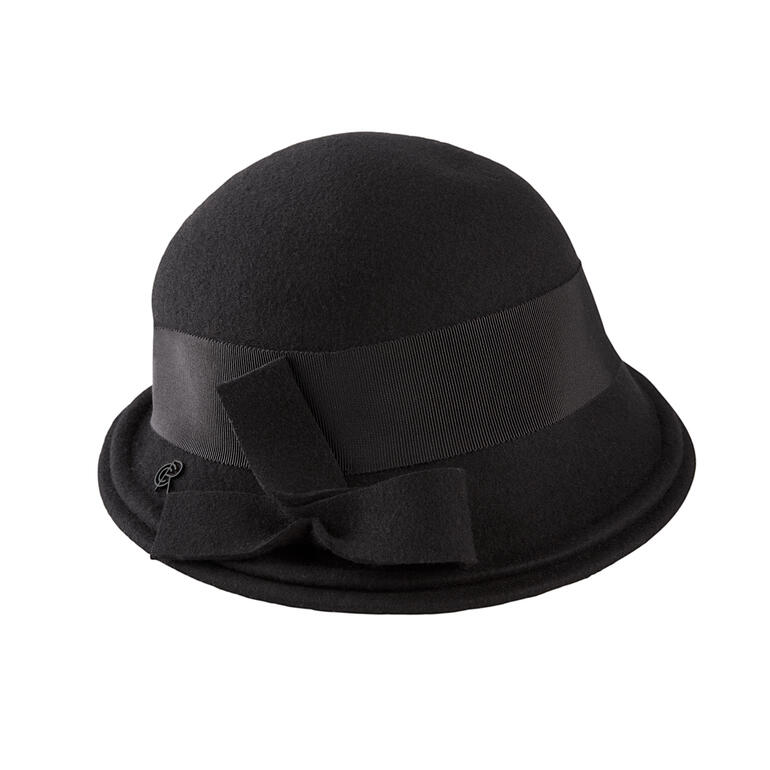 Schwarze Fleece-Cloche mit Satinband und Schleife.