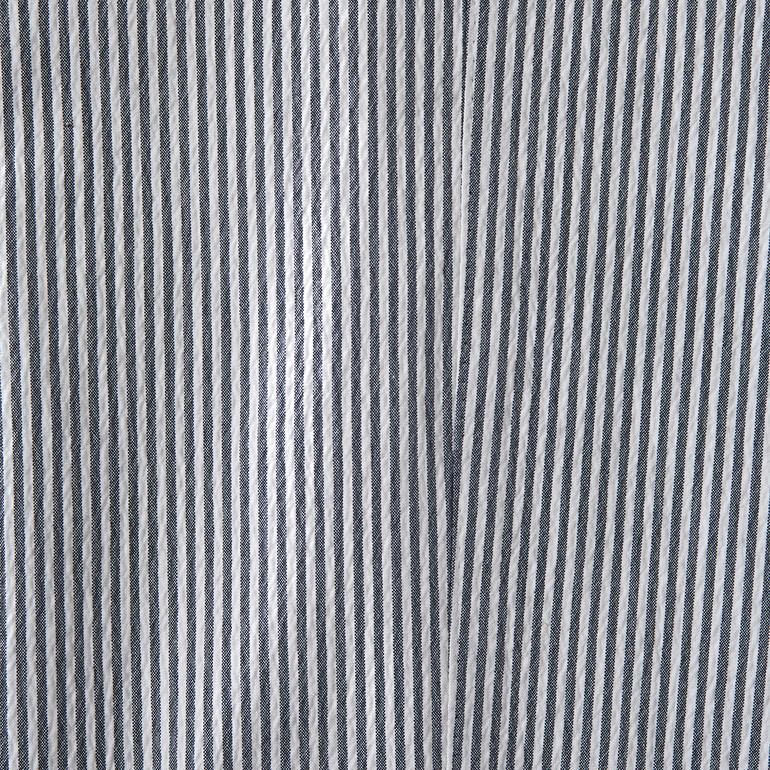 Weiss/Blau Nahansicht des Stoffes einer Seersucker-Hose mit gestreiftem Muster