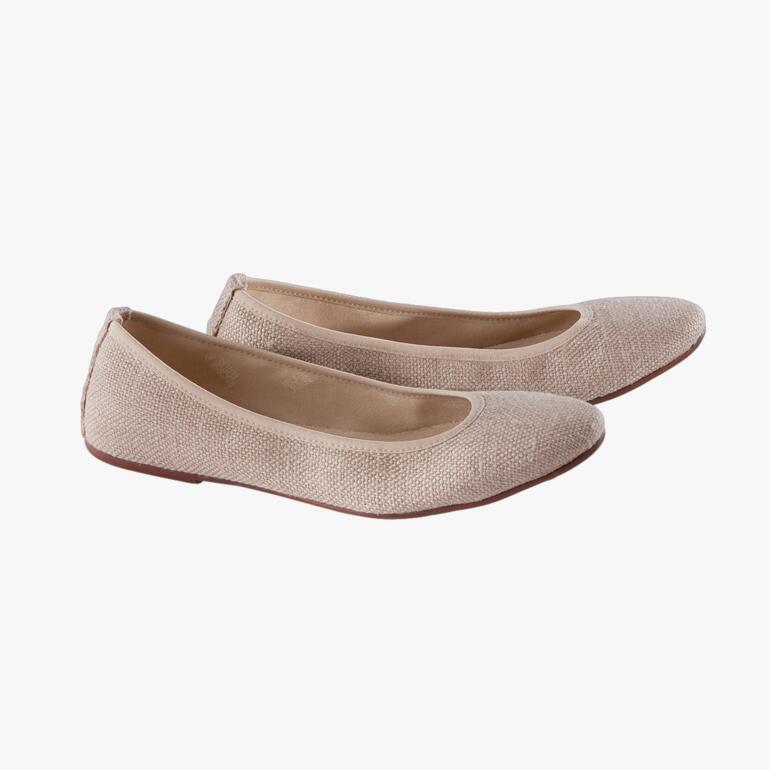 Zwei helle Hanf-Ballerinas auf einem weißen Hintergrund