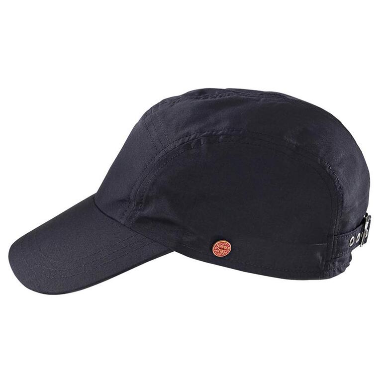 Schwarze Baseball-Cap, Seitenansicht auf einem einfachen Hintergrund.