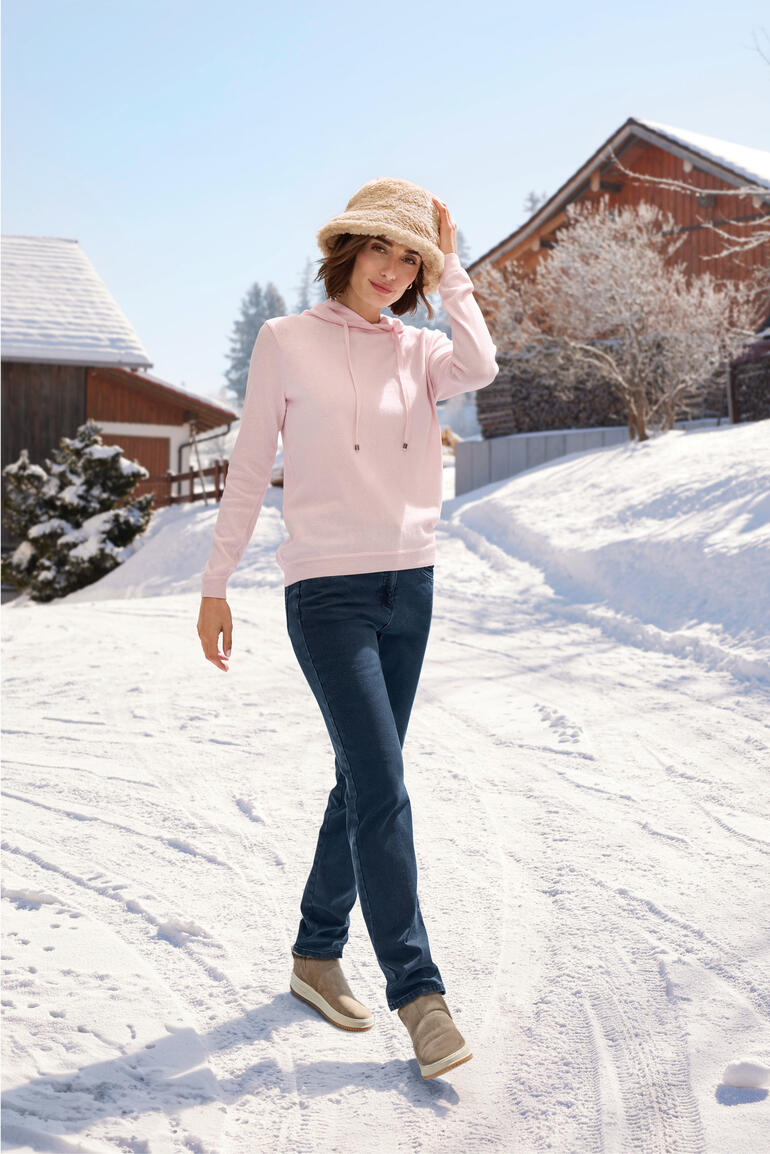 Sneaker en peau dʼagneau Werner Frau im roséfarbenen Hoodie beim Spazieren im Schnee.
