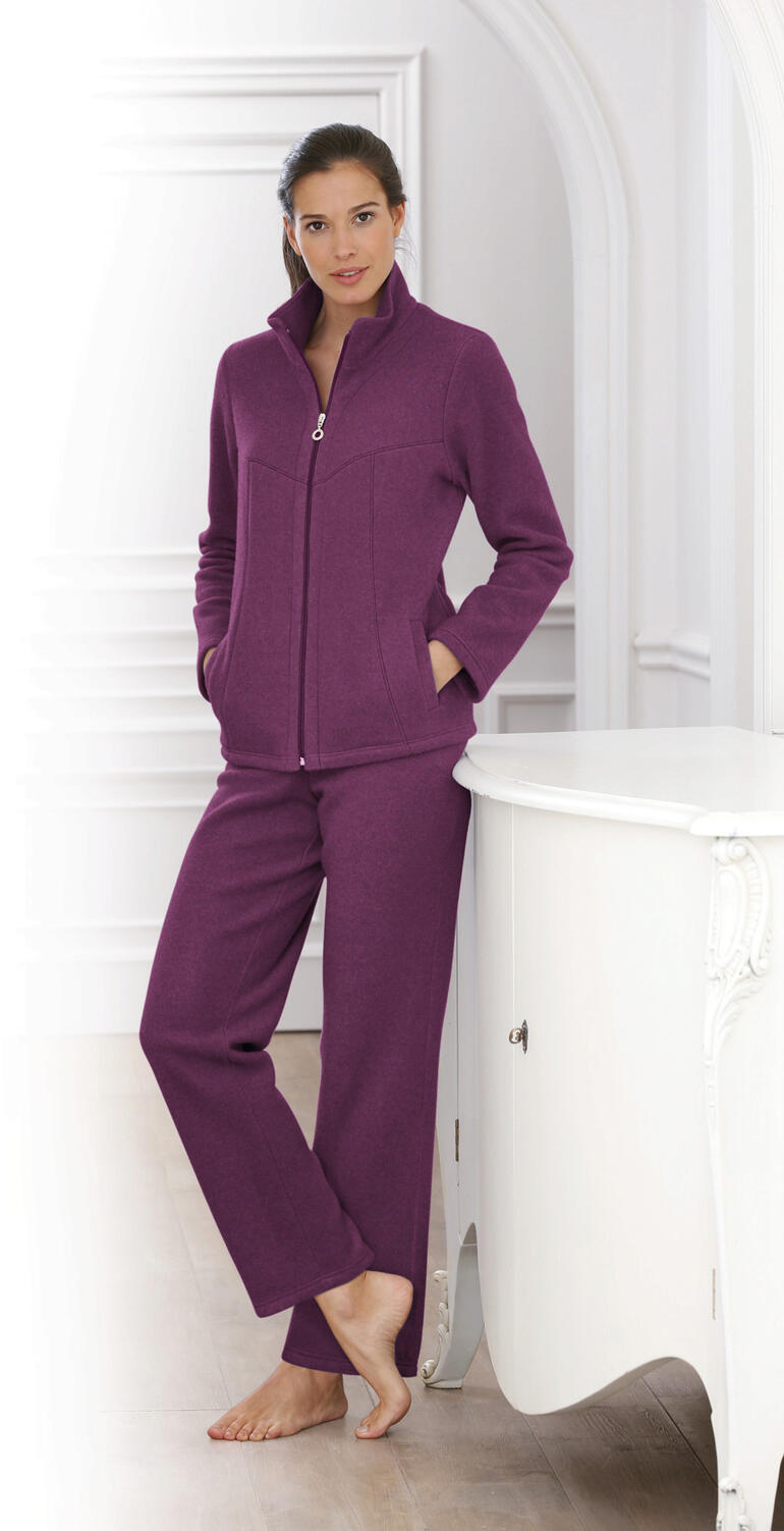 Fleece-Homesuit in lila für Damen, mit Reißverschluss und Taschen.