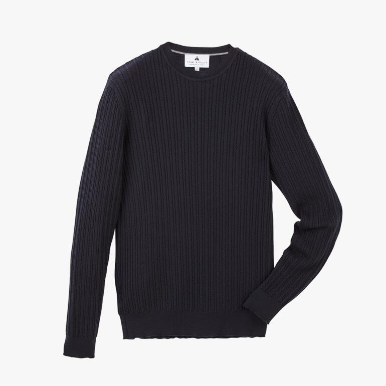 Tom Ripley Zopf-Pullover, navy, auf einem weißen Hintergrund.