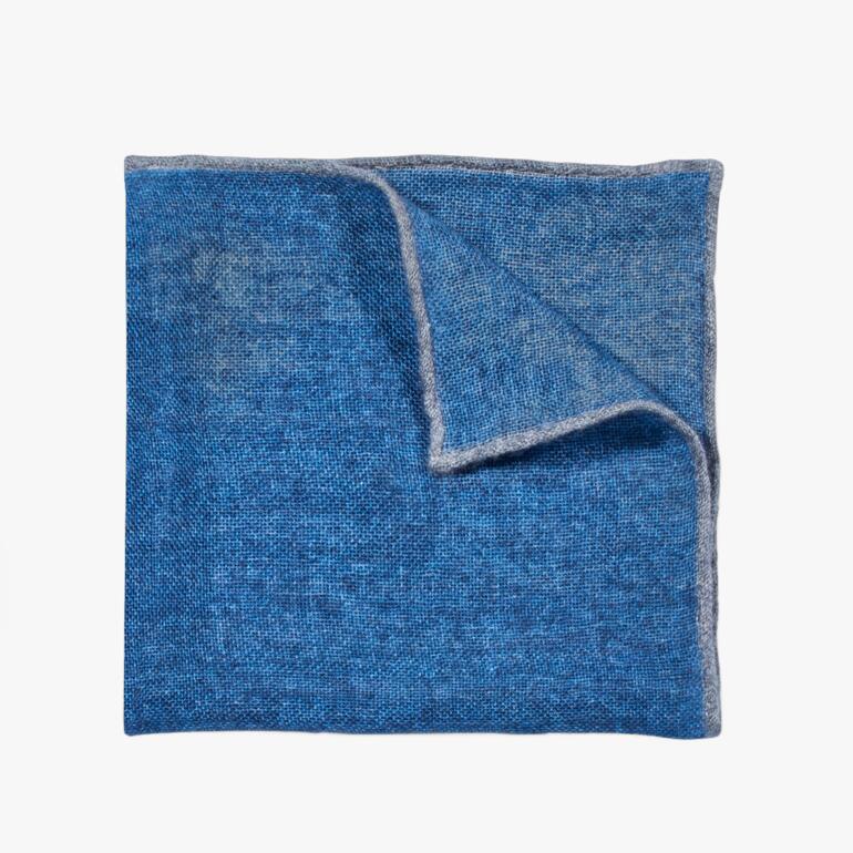 Blaues Kaschmir-Einstecktuch mit grauem Rand, auf einem weißen Untergrund