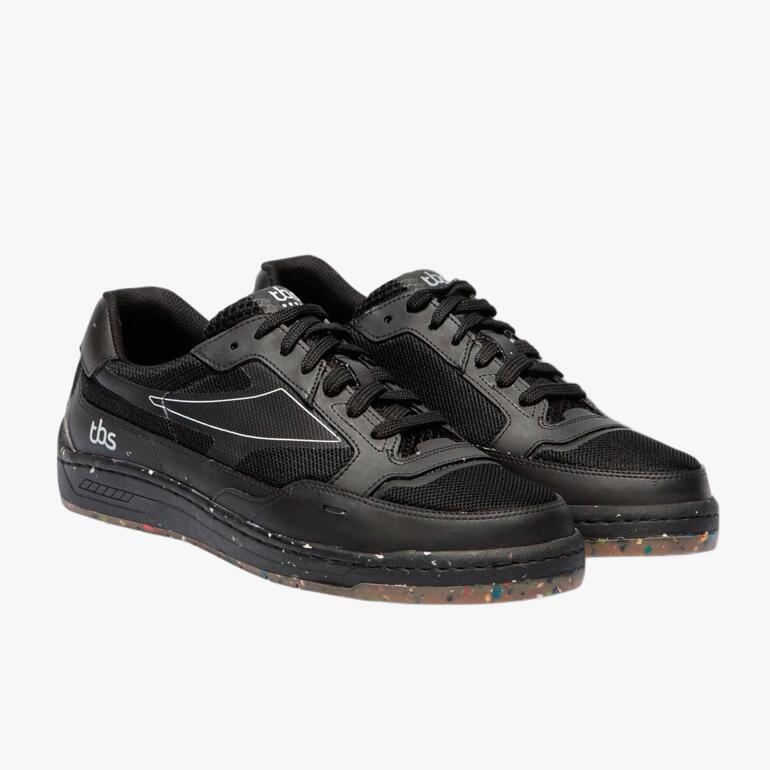 Schwarze TBS Resource Sneaker von der Seite mit Schnürung.