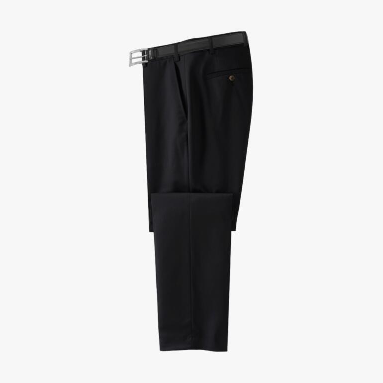 Schwarze waschbare Schurwollhose liegt gefaltet auf einem weißen Hintergrund.