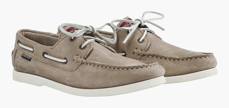 Beiger Snipe® Leder-Bootsschuh mit klassischem Design und Schnürung.