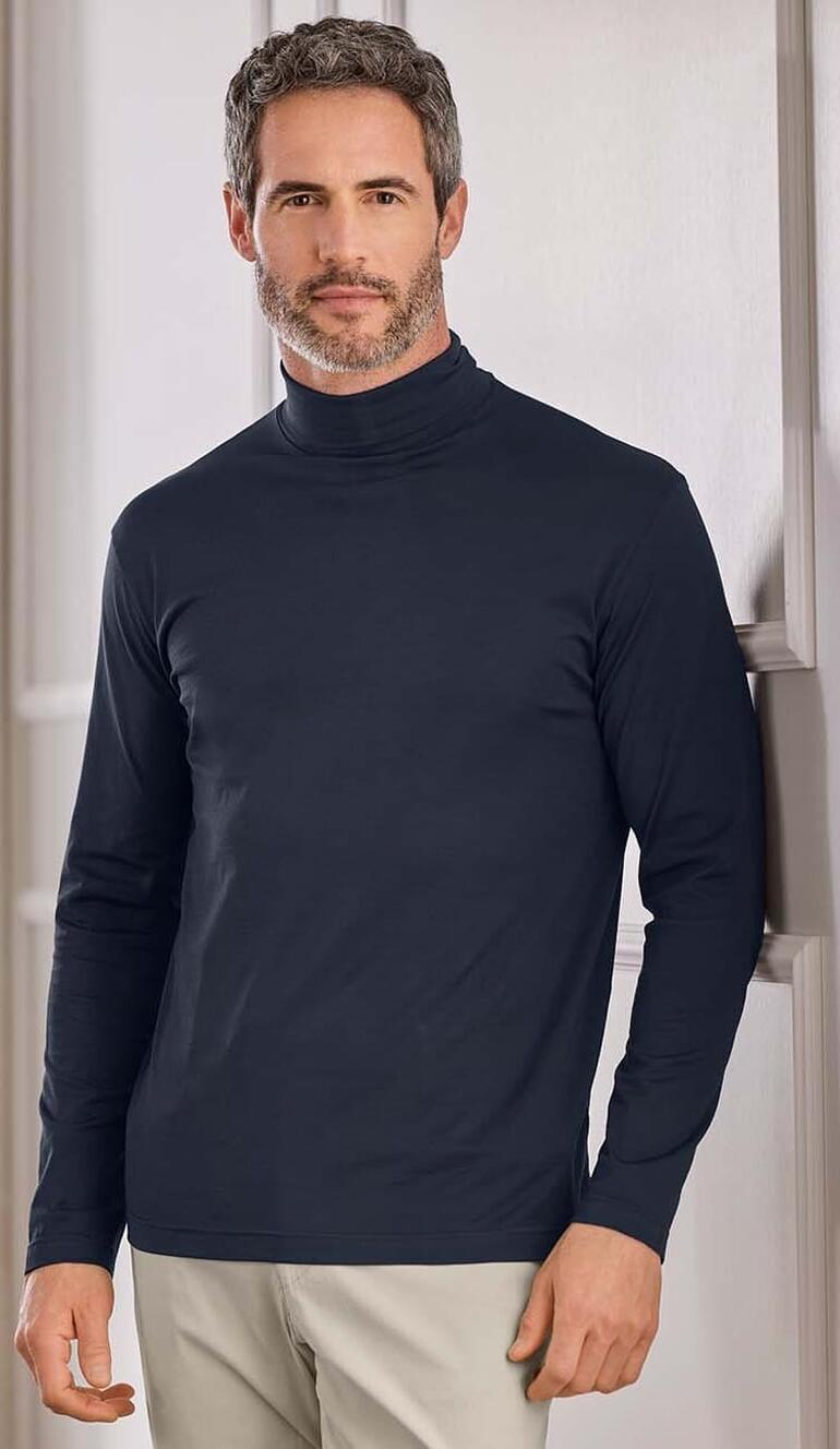 Mann im dunklen Sunspel Unterzieh-Rolli, nahaufnahme im Raum.