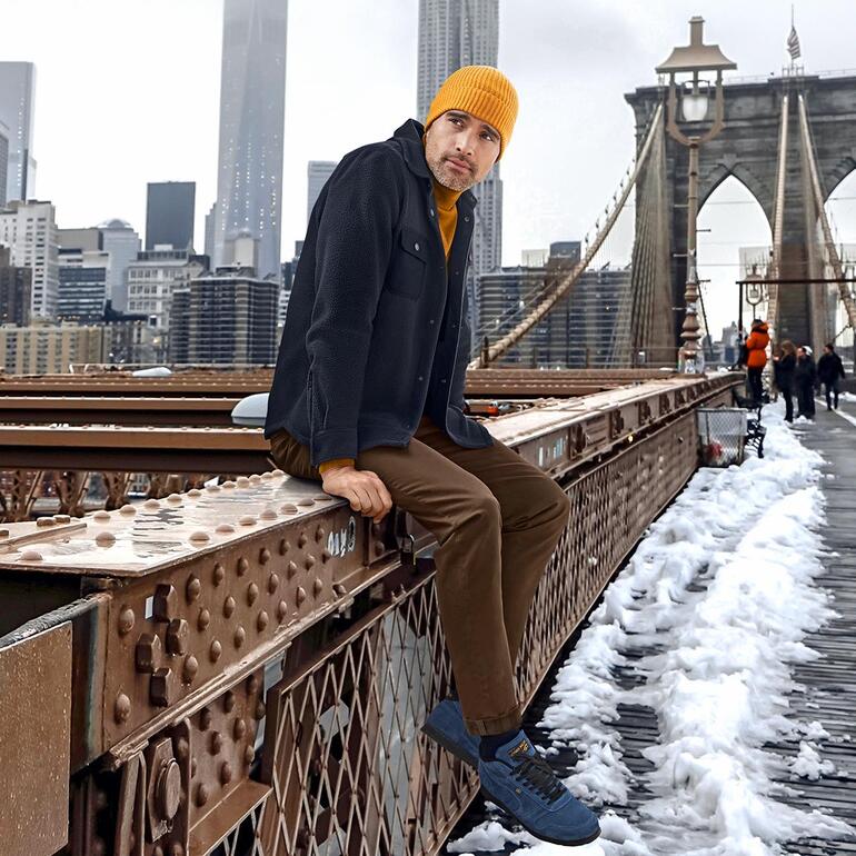 Mann in Aigle Teddy-Fleece-Overshirt auf einer Brücke