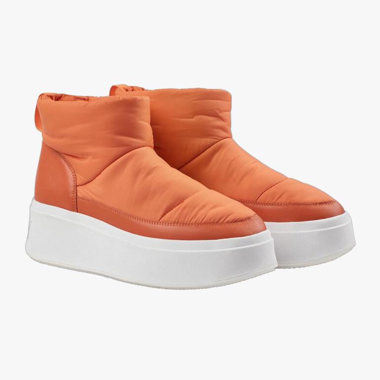 Orange Ash Puff-Boots stehen nebeneinander.