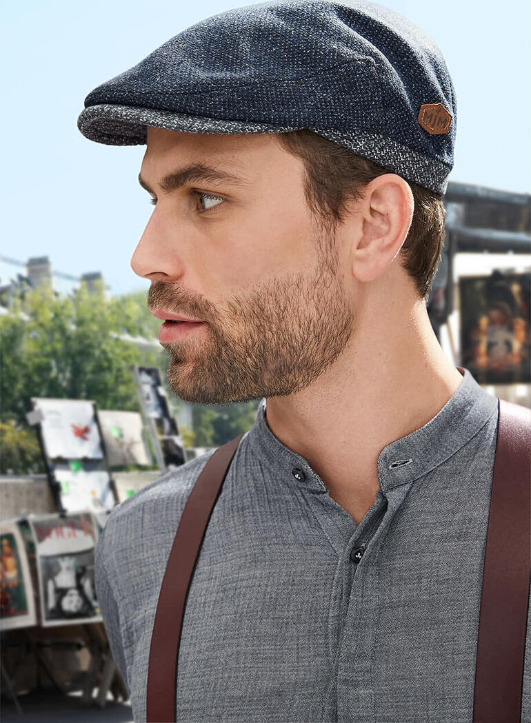 Mann trägt eine Woll-Seide-Schiebermütze und ein Hemd.