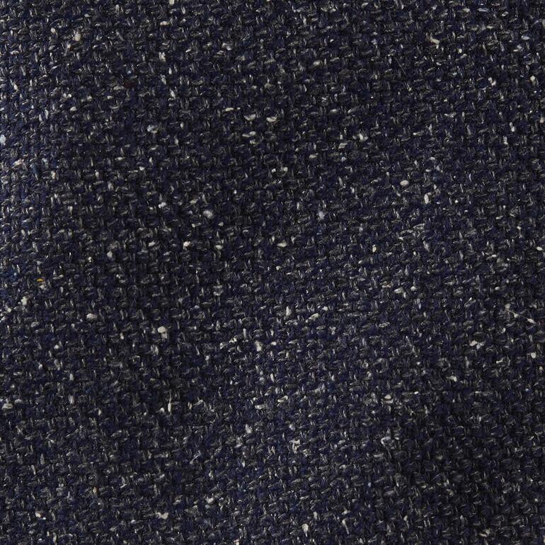 Texturaufnahme der Woll-Seide-Mütze in dunklem Blau.